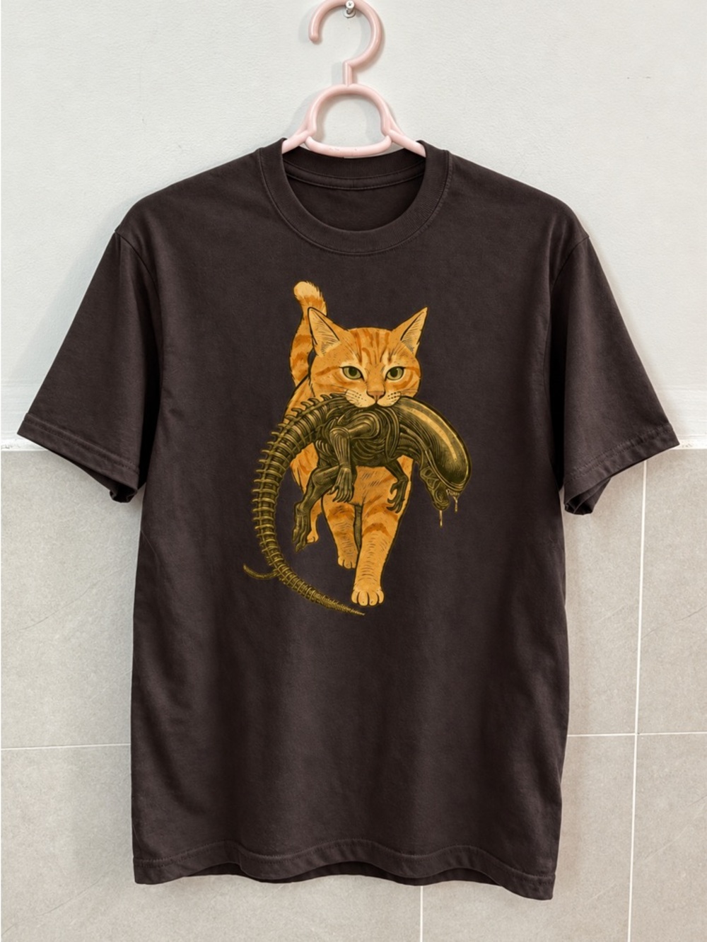 Xenomorph Cat Carrying Alien Funny Sci-Fi Cat Dark Chocolate T-Shirt